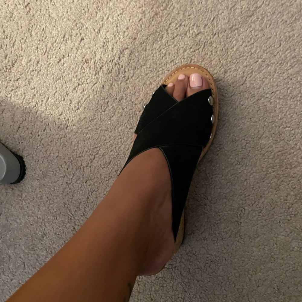 Cork wedge. Very comfortable.